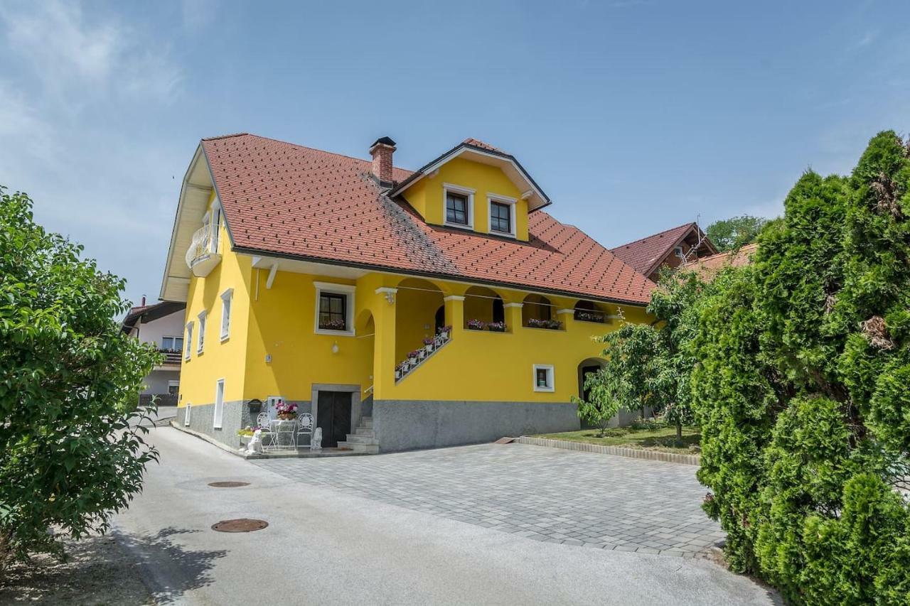 Apartma Ajda Komenda Exterior foto