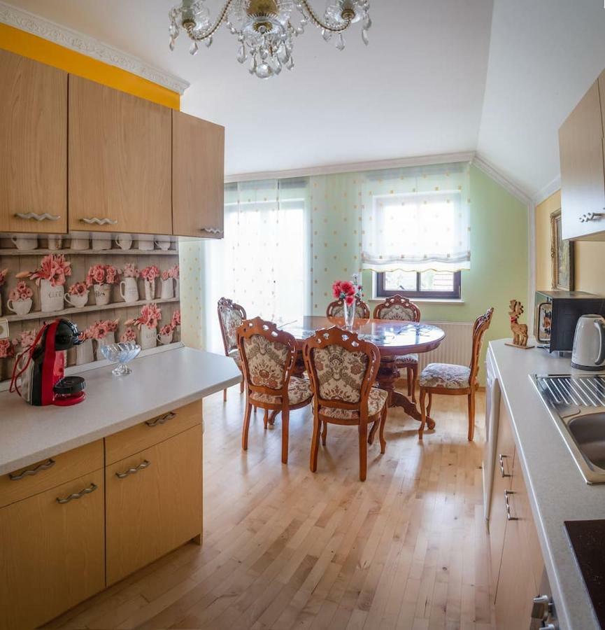 Apartma Ajda Komenda Exterior foto
